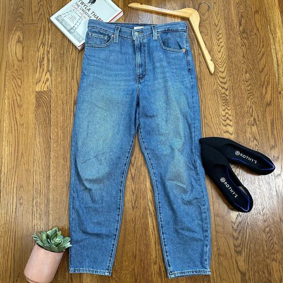 Levi's High Waisted Mom Jean Medium Wash - Picture 1 of 10